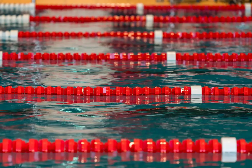 Piscine municipale avec lignes d'eau pour l'épreuve de natation du concours