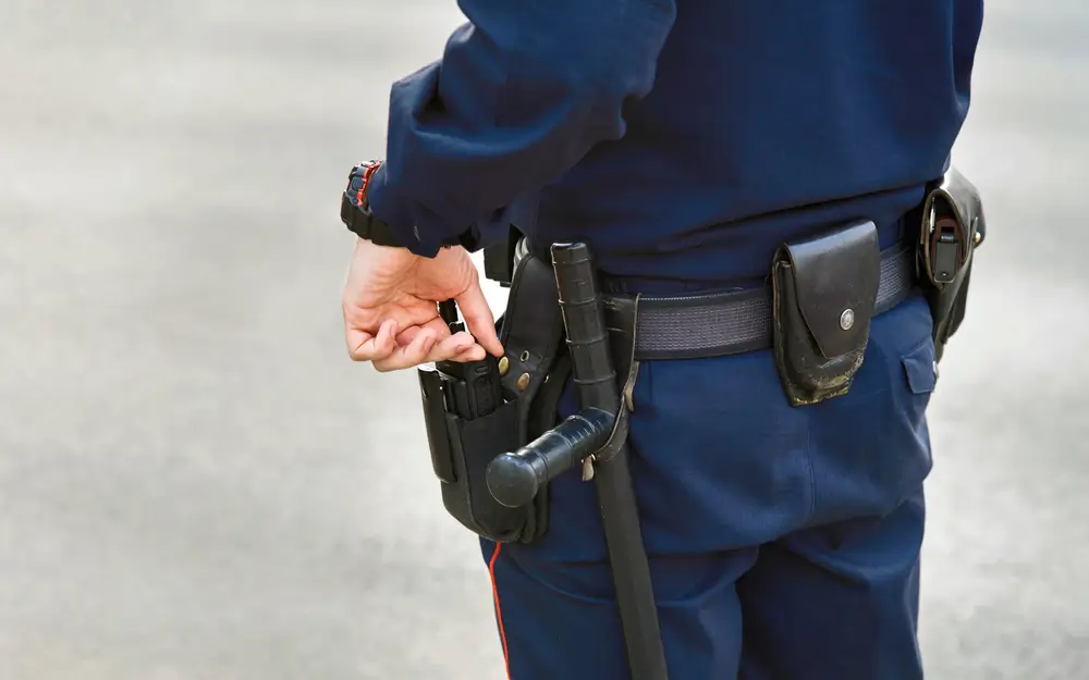 Ceinturon d'un policier municipal avec radio et tonfa, illustrant l'équipement porté par l'agent lors de ses missions.