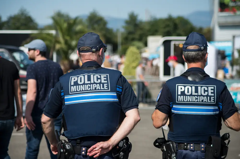 Salaire police municipale 2025 : grille, primes et net réel