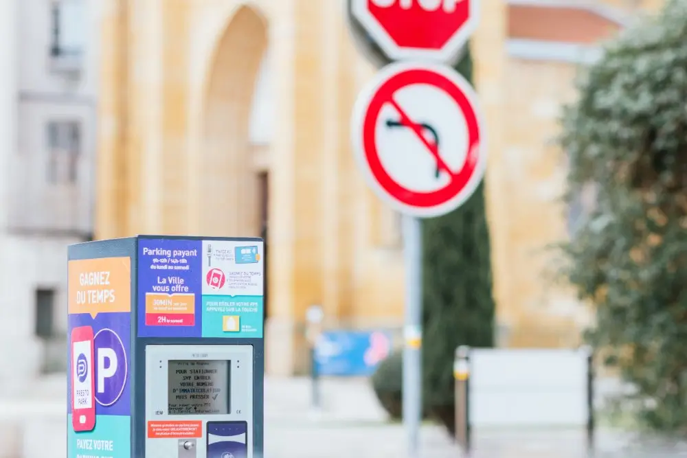 Horodateur de stationnement payant en ville, zone d'intervention d'un agent ASVP pour le contrôle de la voirie.