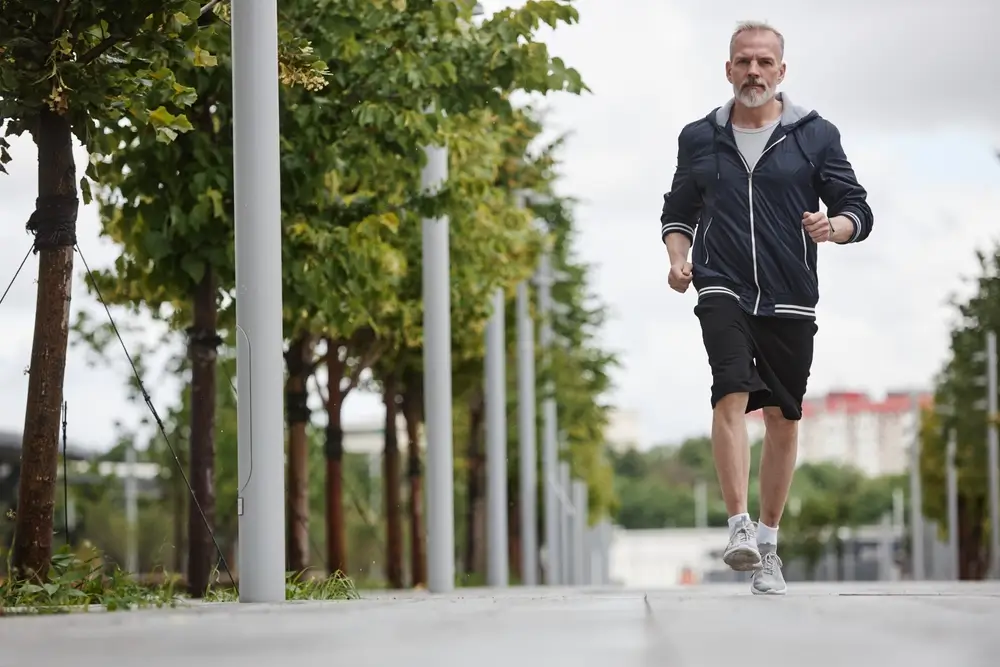 Personne d'âge mûr s'entraînant à la course à pied en extérieur