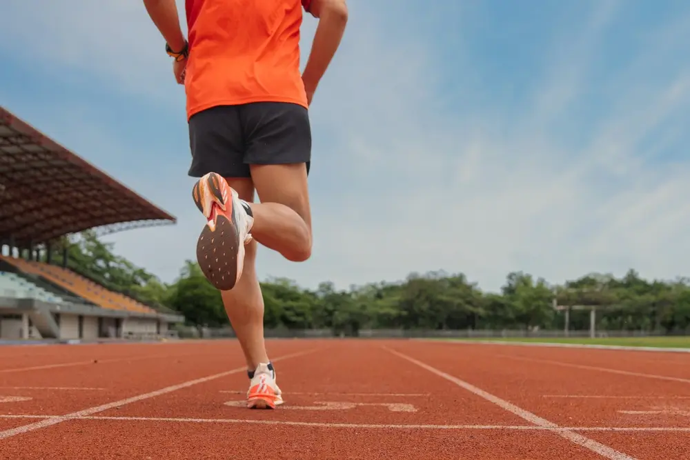 Candidat effectuant un sprint sur piste d'athlétisme lors d'un test physique