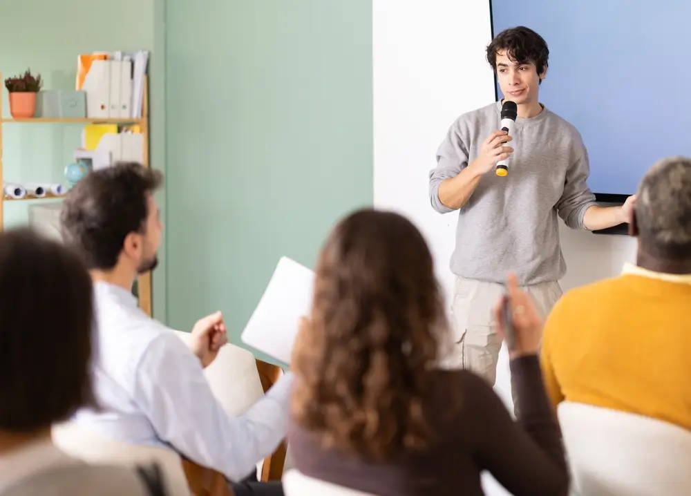 Salle de formation avec stagiaires assis suivant un cours théorique