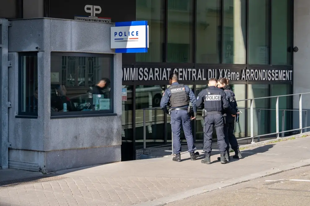 Policiers municipaux en patrouille devant un commissariat de Paris pour assurer la sécurité et l'ordre public.